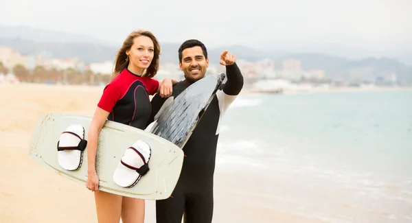 Casal feliz com pranchas de surf — Fotografia de Stock