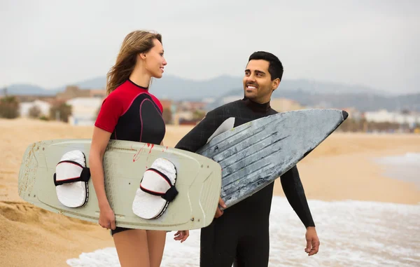 Surfistas familia en la playa — Foto de Stock