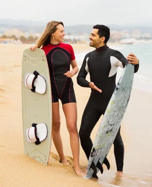 Surfistas casal na praia — Fotografia de Stock