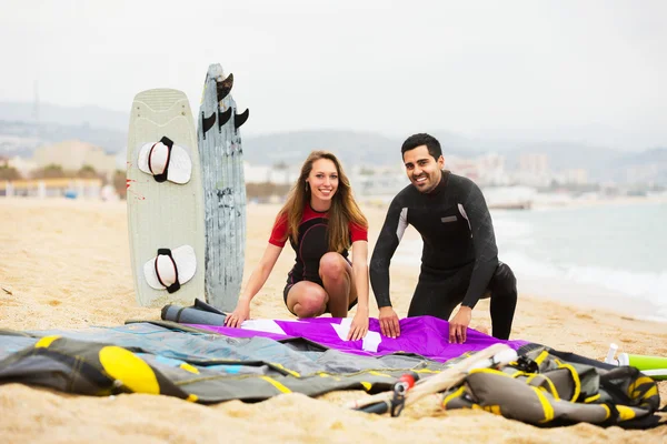 Familie in wetsuits met surfplanken — Stockfoto