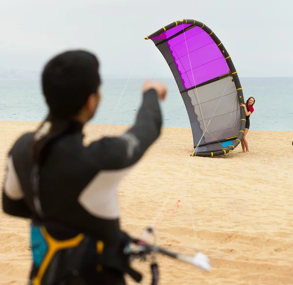 Familia de kitesurfistas en la playa — Foto de Stock