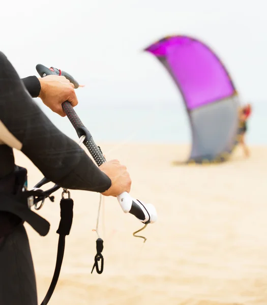 Family of kitesurfers at the  beach — Φωτογραφία Αρχείου