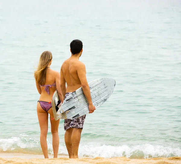 Glückliches Paar mit Surfbrettern — Stockfoto