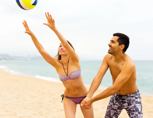 Couple jouant au volleyball — Photo