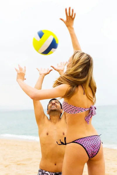 Пара играет в волейбол — стоковое фото