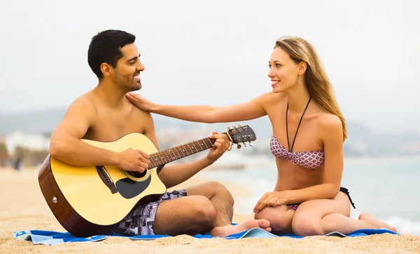 Coppia felice con una chitarra — Foto Stock