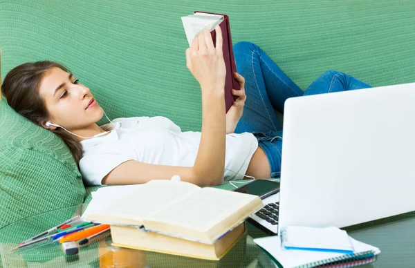 Young girl using laptop at home — Stock Photo, Image