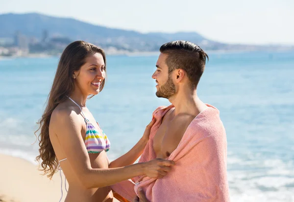Miłości para na plaży — Zdjęcie stockowe