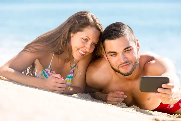 Pareja haciendo un selfie en la playa —  Fotos de Stock