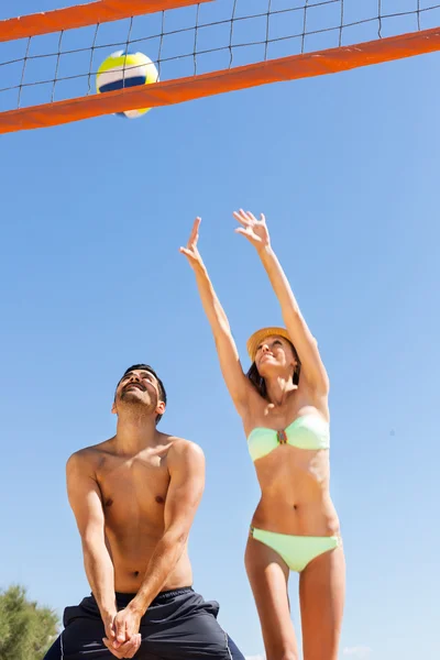 Familjen har kul på stranden — Stockfoto