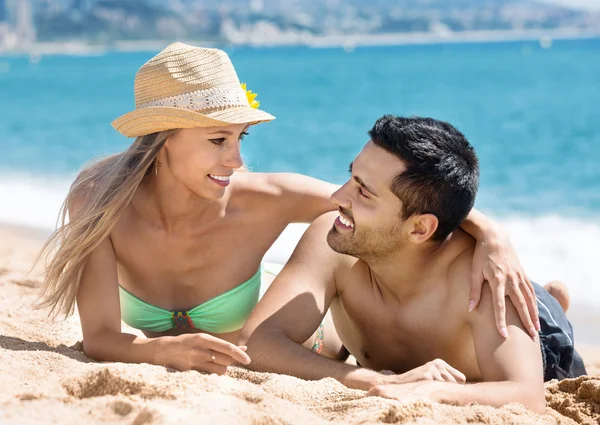 Mooie jonge paar zonnebaden — Stockfoto