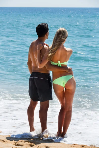 Jeune couple en bord de mer — Photo