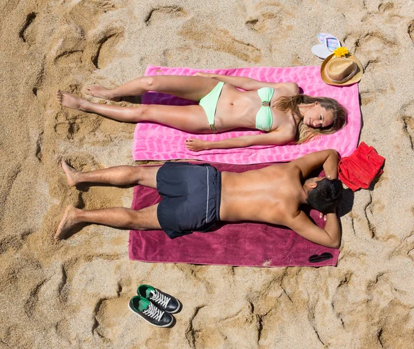 Junge lächelnde Liebhaber sonnen sich — Stockfoto