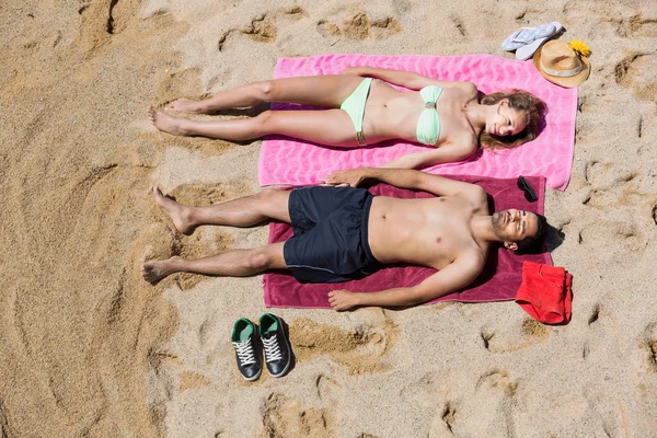 Guy a přítelkyně na písku — Stock fotografie