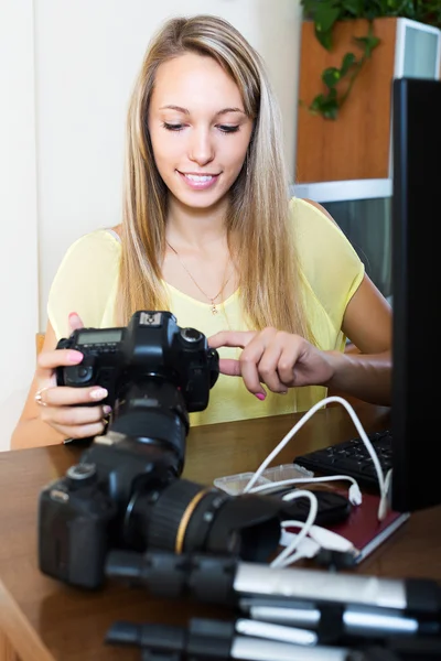 Chica joven trabajando con la cámara fotográfica — Foto de Stock