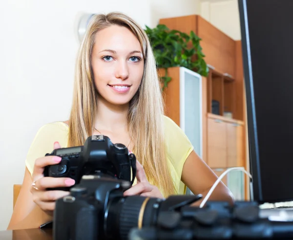 Gadis tersenyum bekerja dengan kamera foto — Stok Foto