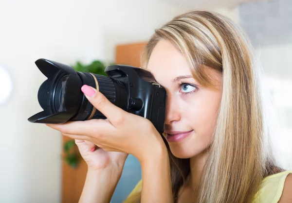 Samica fotograf testowania nowego aparatu — Zdjęcie stockowe