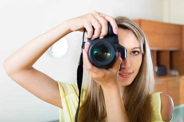 Lachende meisje werken met fotocamera — Stockfoto
