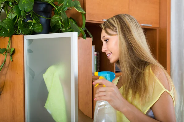 Blonde vrouw afstoffen glas — Stockfoto