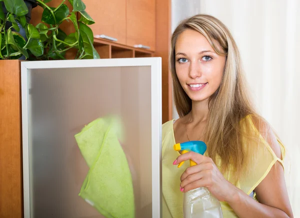 Blonde woman dusting glass — Stock Photo, Image