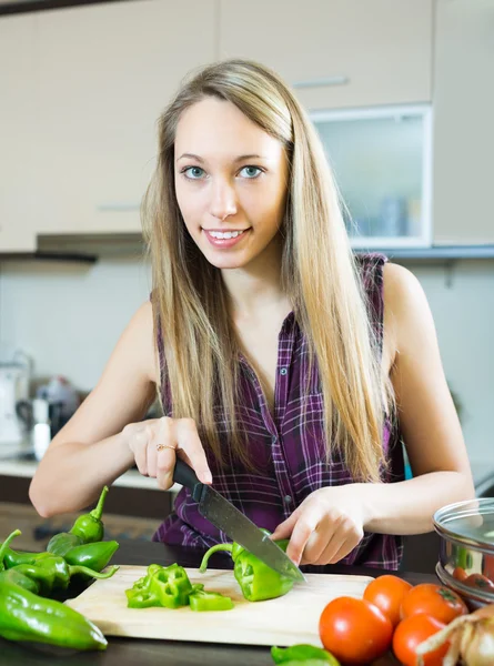 Kvinnan matlagning med grönsaker — Stockfoto