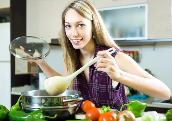 Mulher cozinhar jantar saudável — Fotografia de Stock