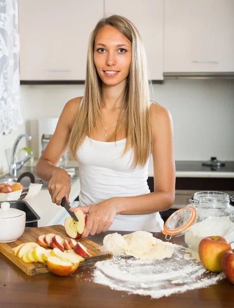 Kvinnan matlagning äppelpaj — Stockfoto