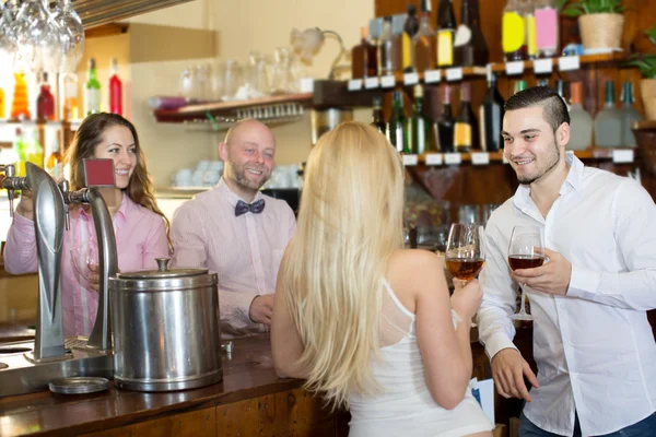 Visitantes del restaurante beber vino —  Fotos de Stock