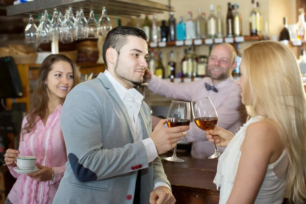 Restaurant visitors drinking wine — Stock Photo, Image