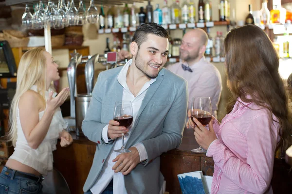 Barista intrattenere gli ospiti — Foto Stock