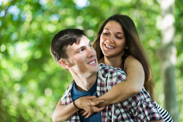 Casal apaixonado ter um encontro no parque — Fotografia de Stock