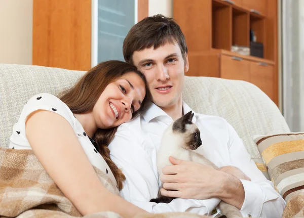 Casal amoroso com gatinho — Fotografia de Stock