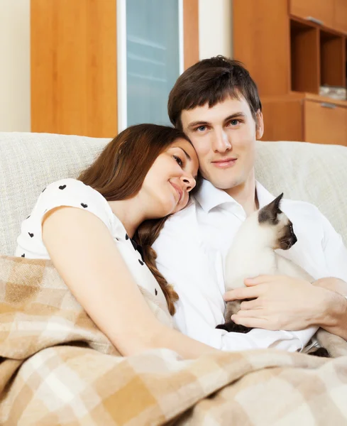 Amante jovem casal com gatinho — Fotografia de Stock