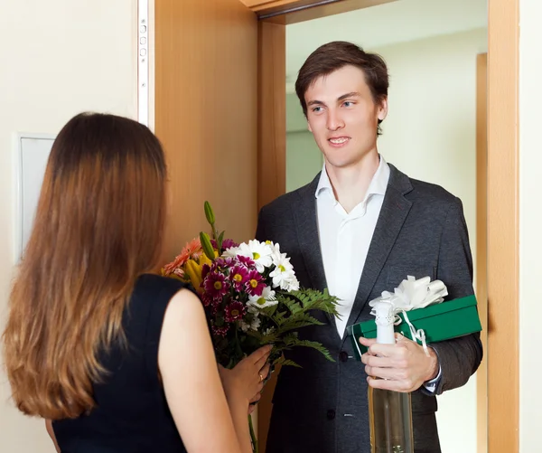 Guy meet his  woman with flowers — Stock Photo, Image