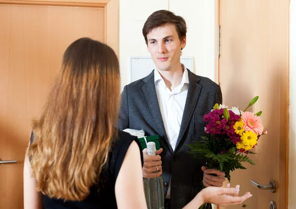 Man giving gifts to  woman — Stock Photo, Image