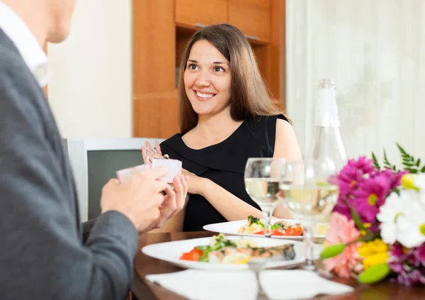 Mann schenkt Mädchen eine Schachtel mit Ring — Stockfoto