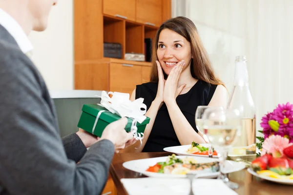 Man giving present to young woman — Stock Photo, Image