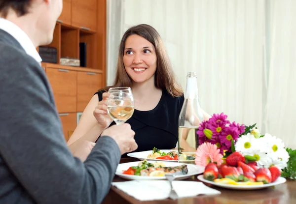 Jong koppel met romantisch diner — Stockfoto
