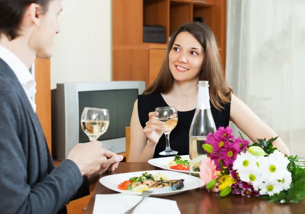 Mulher ter jantar romântico com cara — Fotografia de Stock