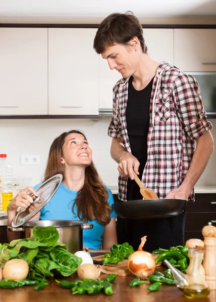 Mujer joven y hombre cocinando —  Fotos de Stock