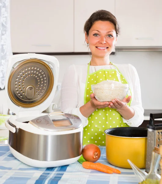 Γυναίκα μαγείρεμα με πολυκουζινάκι στο σπίτι — Φωτογραφία Αρχείου