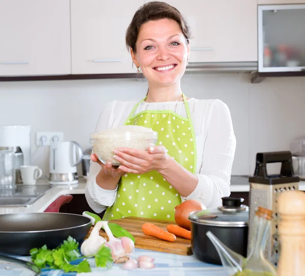 Žena, vaření rýže se zeleninou — Stock fotografie