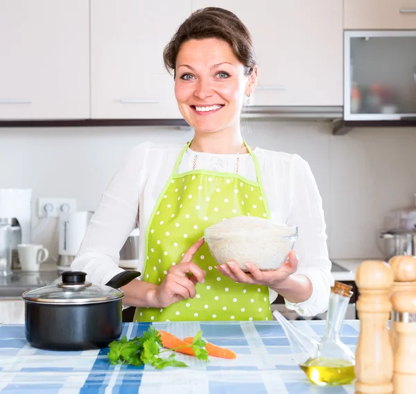 Улыбающаяся женщина готовит паэлью — стоковое фото