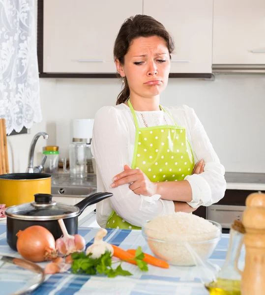 Triest huisvrouw eten koken — Stockfoto