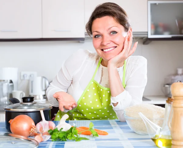 Vrolijke huisvrouw in moderne keuken — Stockfoto