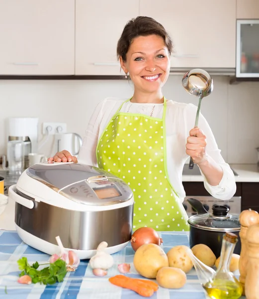 Femme cuisine avec multi-cuisinière — Photo