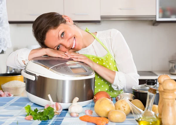 Ama de casa cocinando con multicooke — Foto de Stock