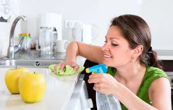 Vrouw doen klusjes in keuken — Stockfoto
