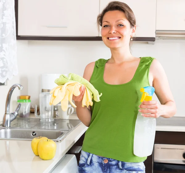 Huisvrouw schoonmaken keuken — Stockfoto