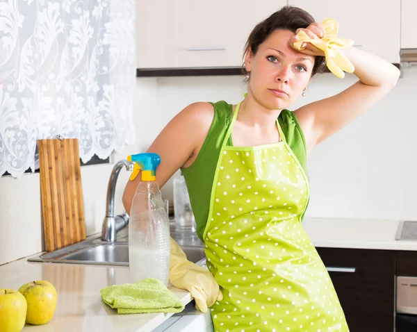 Mujer infeliz limpiando muebles — Foto de Stock